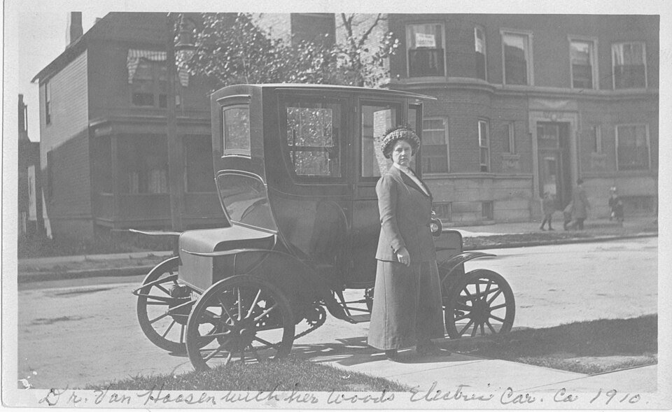 La cirujana Bertha Van Hoosen junto a su coche eléctrico Woods hacia 1910
