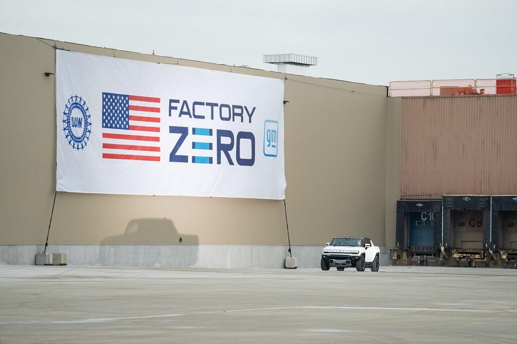 Joe Biden alla guida di un GMC Hummer EV nello stabilimento Factory ZERO di General Motors a Detroit, novembre 2021