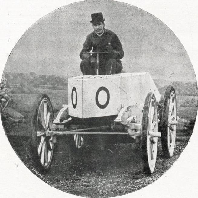 Il conte Gaston de Chasseloup-Laubat sulla Jeantaud elettrica ad Achères, marzo 1899