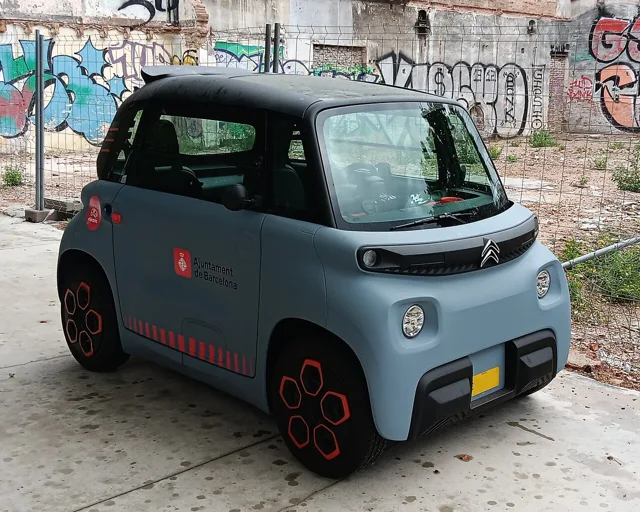Citroën Ami del Ayuntamiento de Barcelona aparcado en la calle