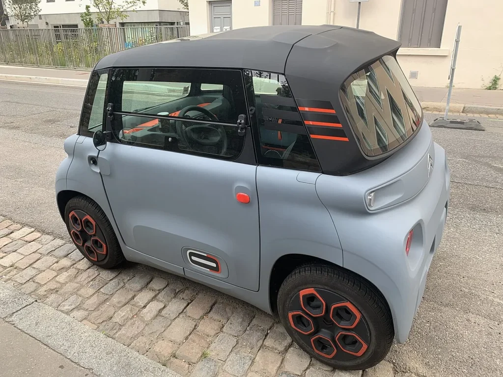 Citroën Ami elettrica parcheggiata in una strada di Lione