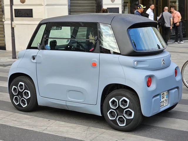 Citroën Ami side view with the rear-hinged passenger door from its symmetrical design