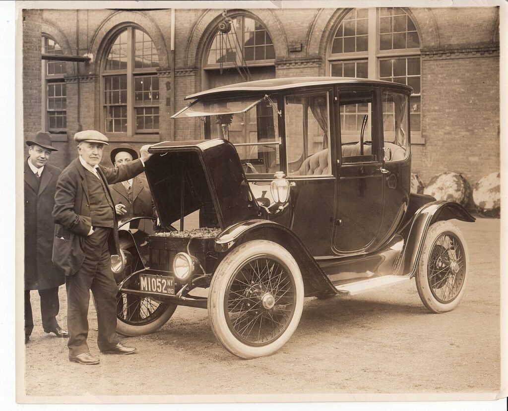 Batteria al nichel-ferro di Thomas Edison accanto a un'auto elettrica degli anni Dieci