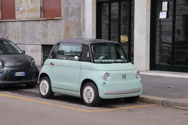 Fiat Topolino elettrica del 2023 parcheggiata a Milano, gemella della Citroën Ami