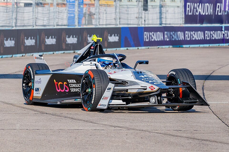 Formula E Gen3 race car at the 2023 Berlin E-Prix, with no rear hydraulic brakes thanks to regen
