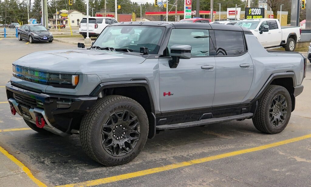 GMC Hummer EV pickup 2024 grigio Meteorite, vista anteriore