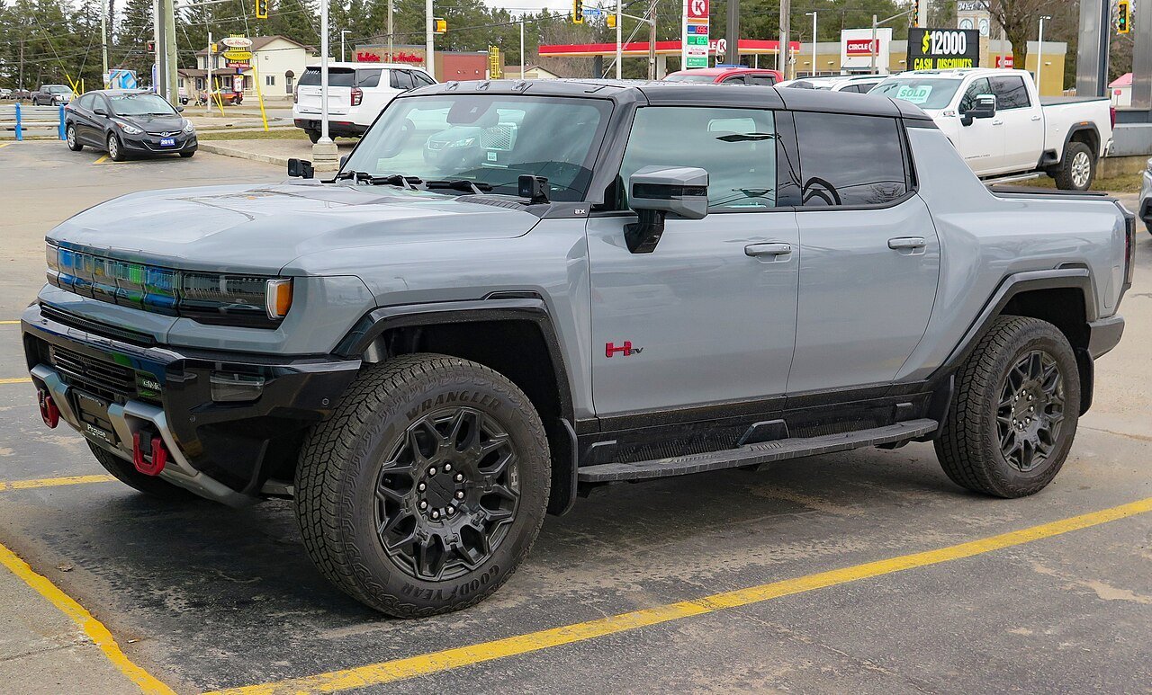 GMC Hummer EV pickup de 2024 en gris Meteorite, vista delantera