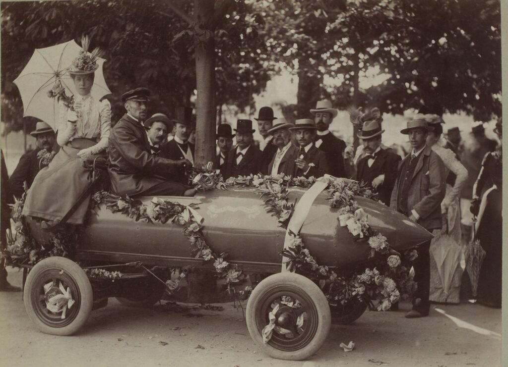 Camille Jenatzy a bordo della Jamais Contente, l'auto elettrica che superò i 100 km/h nel 1899