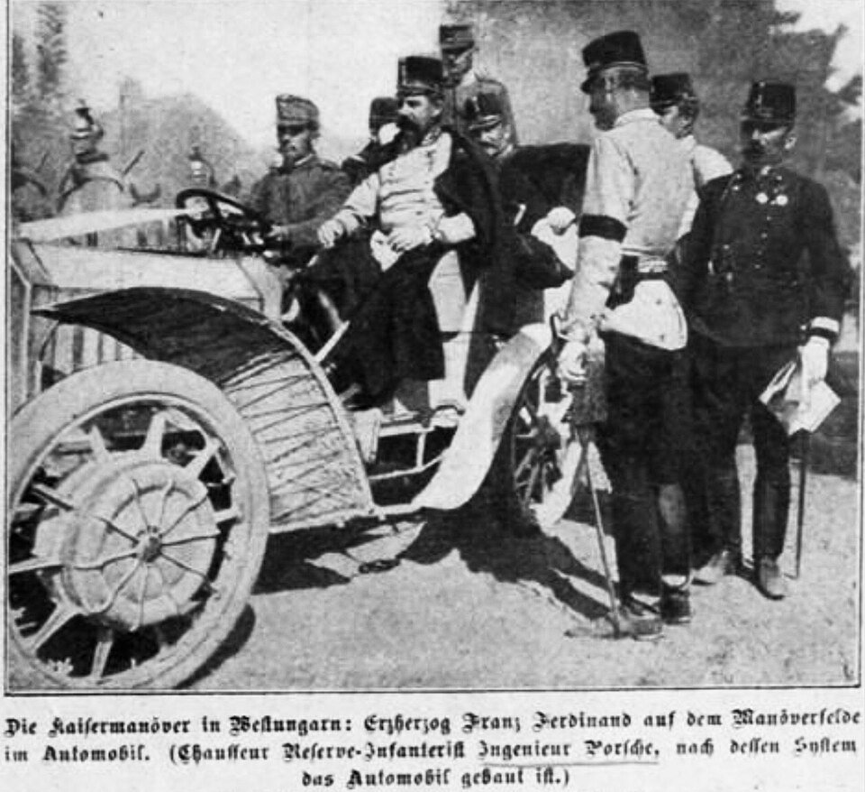 El archiduque Francisco Fernando en un Lohner-Porsche en 1902, con Ferdinand Porsche al volante