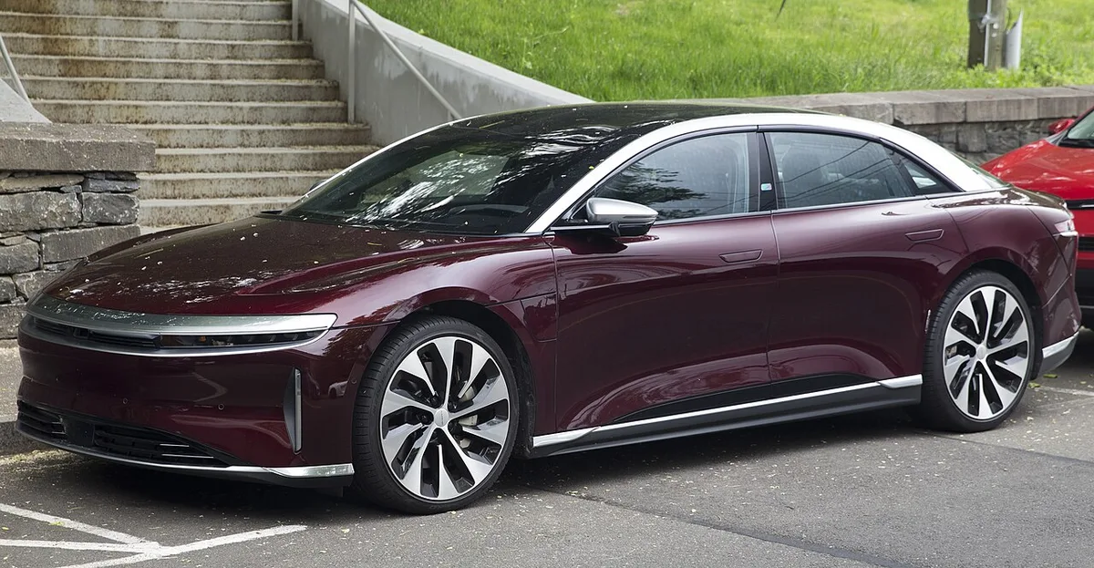 Lucid Air Grand Touring del 2022 in rosso Zenith