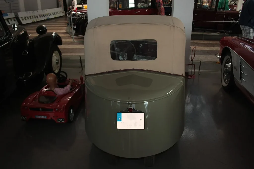 rear axle of the Peugeot VLV with the two wheels set close together, no differential