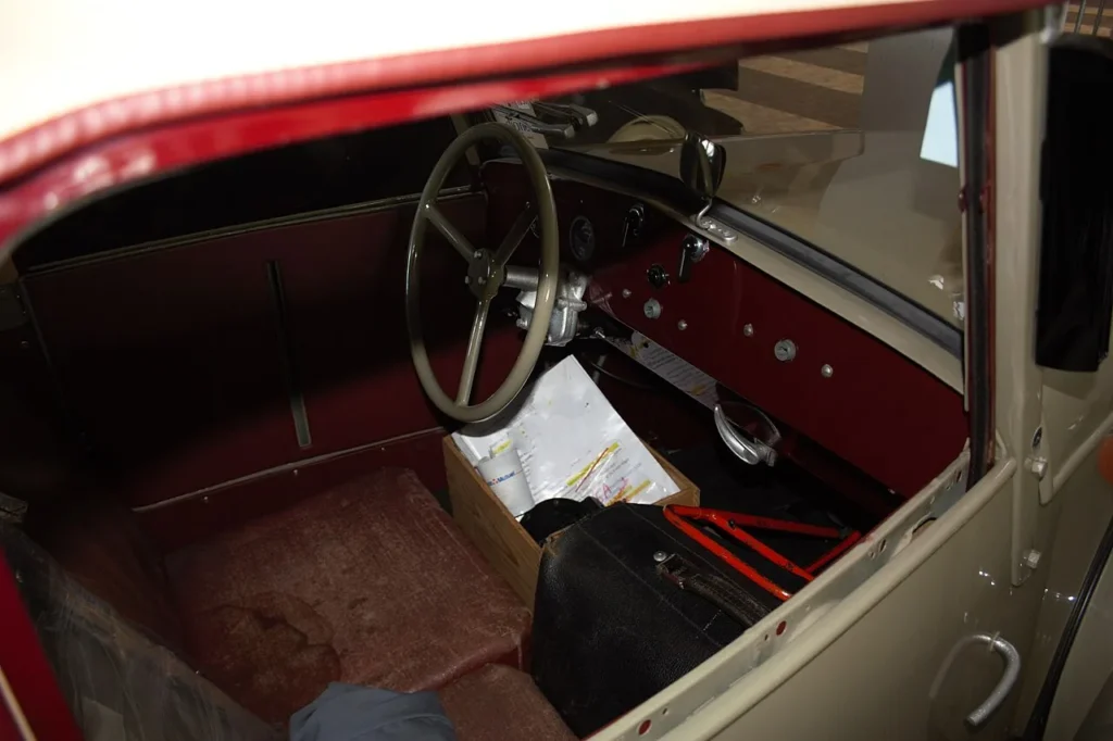 interno della Peugeot VLV con i tre pedali e il volante