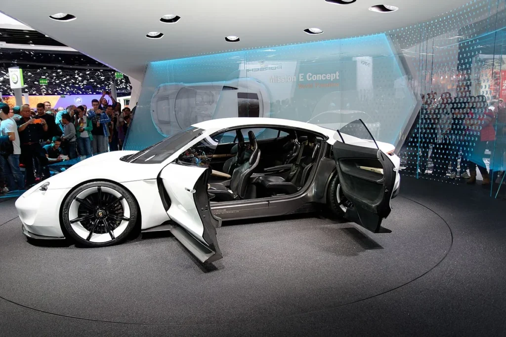 Porsche Mission E, prototipo della Taycan, al Salone di Francoforte 2015