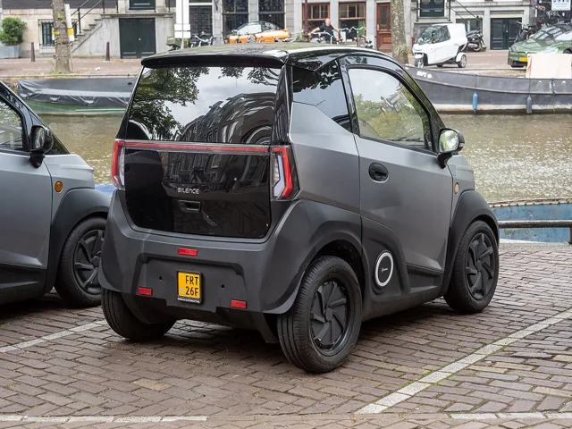 Silence S04, el cuadriciclo eléctrico fabricado en Barcelona, aparcado en una calle