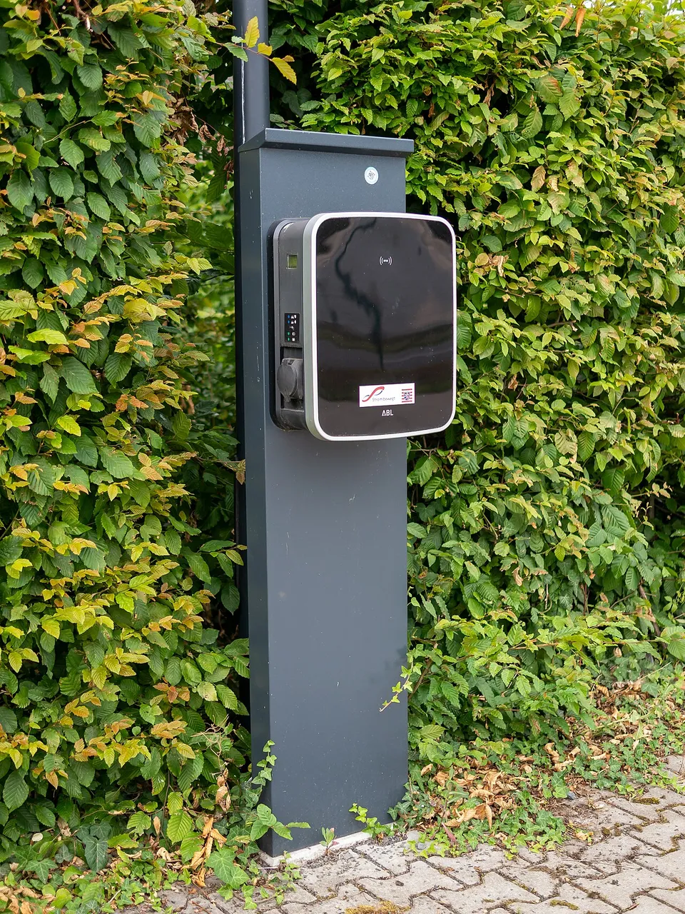 Wall-mounted AC charging unit for an electric car