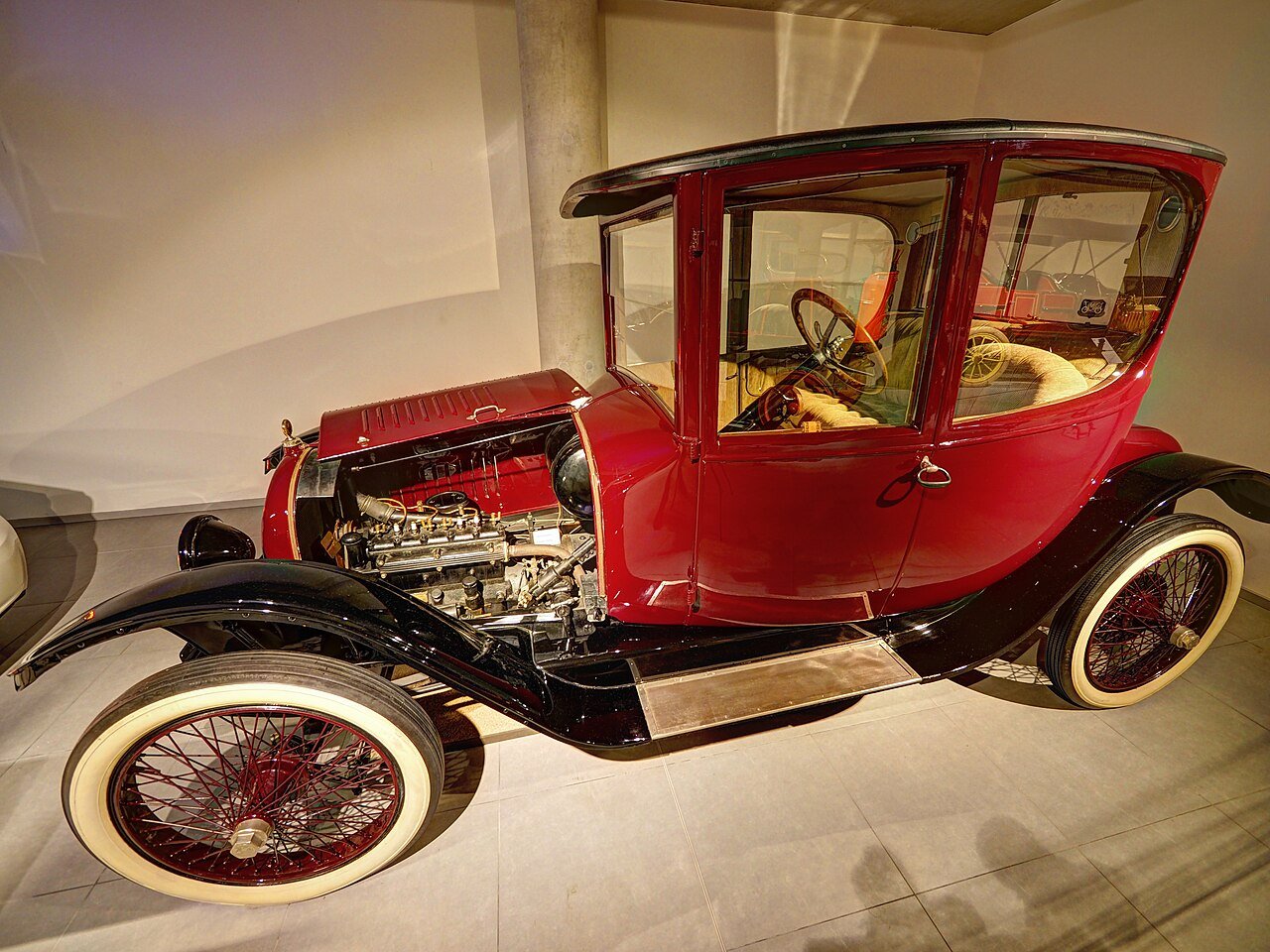 Woods Dual Power de 1917, coupé híbrido de gasolina y eléctrico con el capó abierto y el motor Continental a la vista