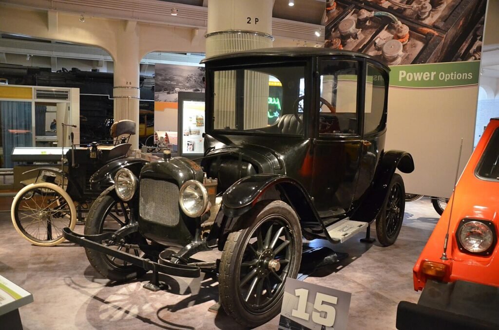 Woods Dual Power de 1916 expuesto en el Henry Ford Museum de Dearborn
